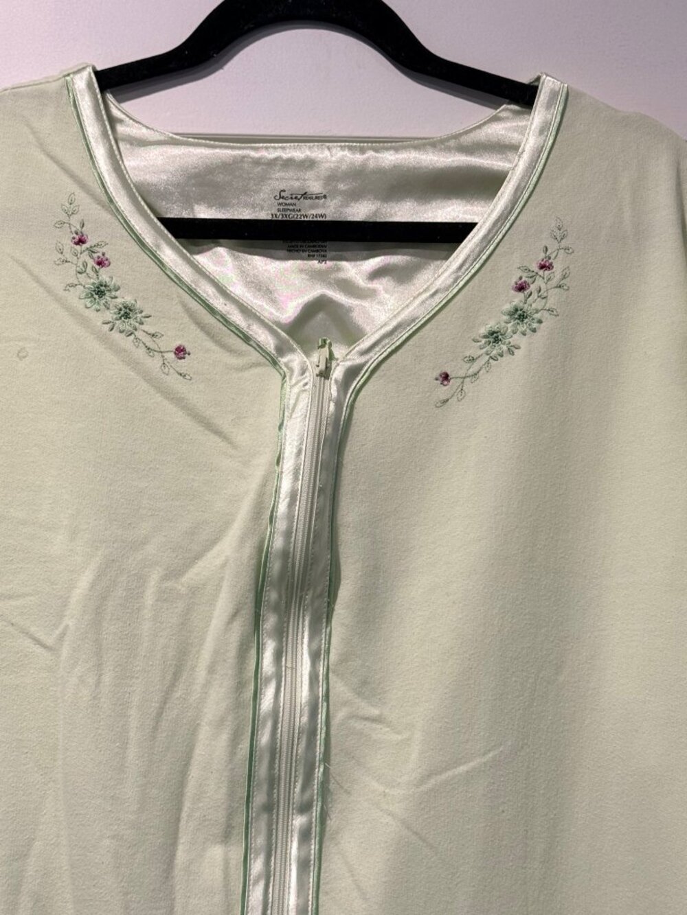 Vintage Secret Treasures Floral Embroidered Short-Sleeve Zip-Front Robe - Picture 2 of 4
